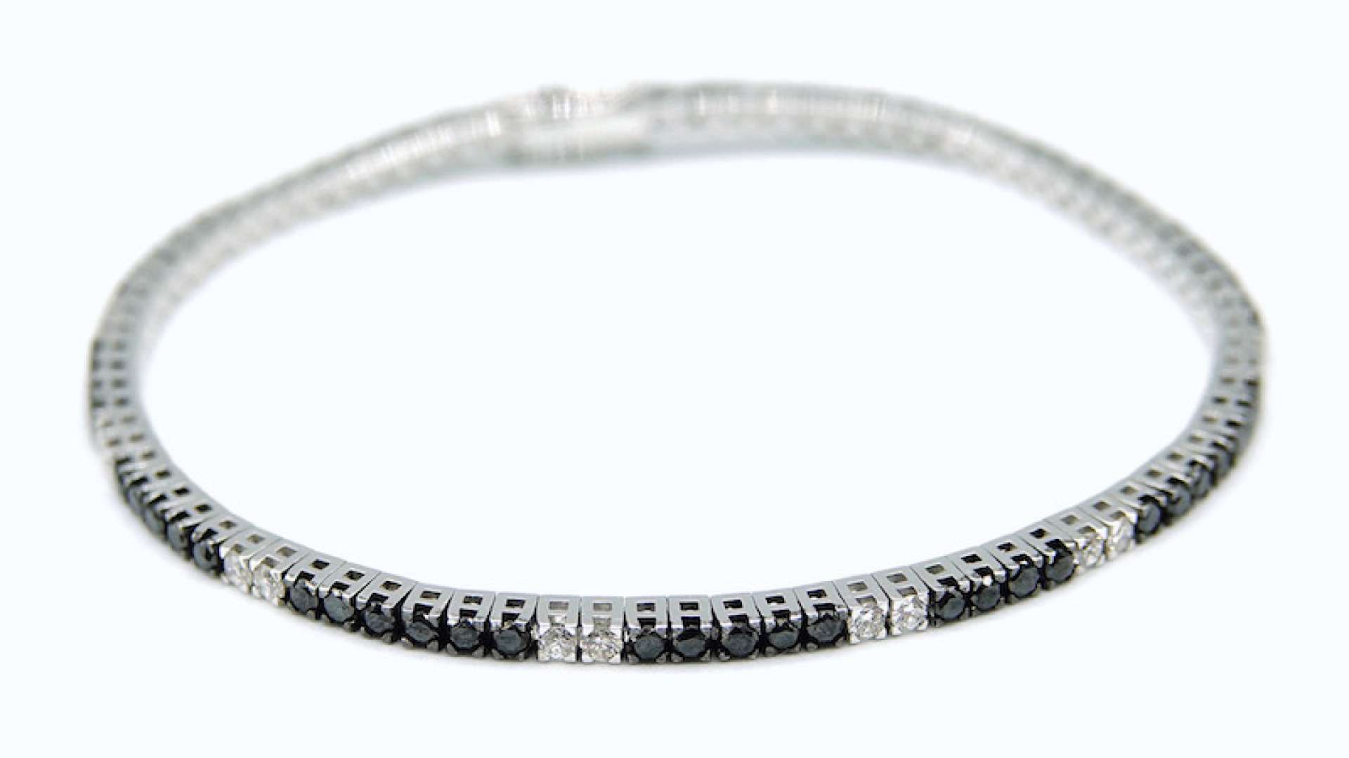 Bracciale in oro bianco con diamanti bianchi ct0,60 e diamanti neri ct2