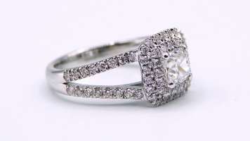 Anello in oro bianco con diamante centrale taglio cuscino ct1 GVs e contorno ct0,90 GVs