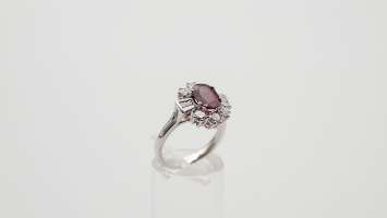 Anello con rubino birmano